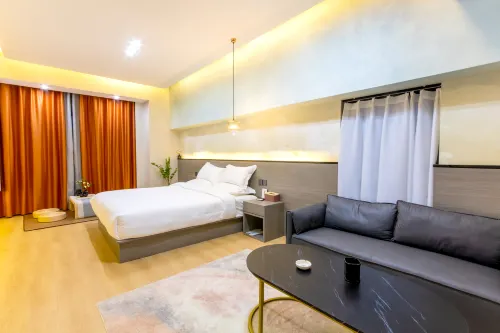 Gemini Hotel (Xinxiang Baolong Plaza)