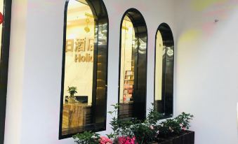 Holiday Hotel