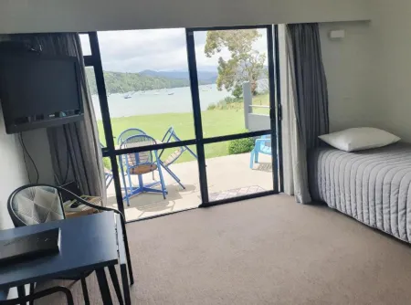 Bay Vista Waterfront Motel