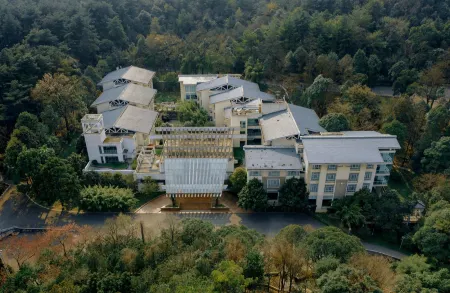 Huaxi Hotel Отели рядом с достопримечательностью «Guiyang College of Humanities and Technology (University Town Campus)»