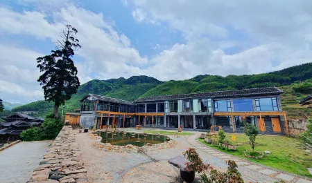 Chenghe County Chouling Cloud Half Room Homestay Отели в г. Цженхэ