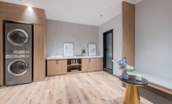 Yilong Wanguo Hotel (Jinan Railway Station North Square K88 Famous Spring Square)