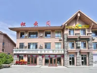 松雲間精品飯店（長白山二道白河高鐵站店） 中華秋沙鴨公園附近的飯店
