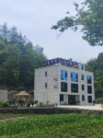 鶴峰山巒別院（屏山峽谷観光地）