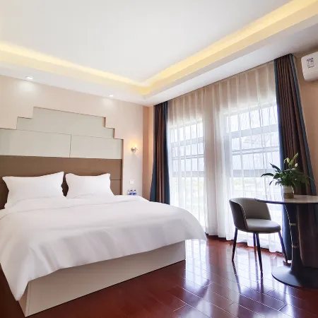 Fuxian Lake Court Inn