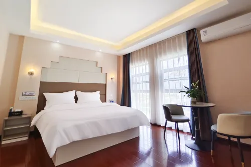 Fuxian Lake Court Inn