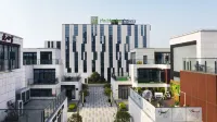 Holiday Inn Express Shanghai Gongkang Hotels near Zhonghai Terminal