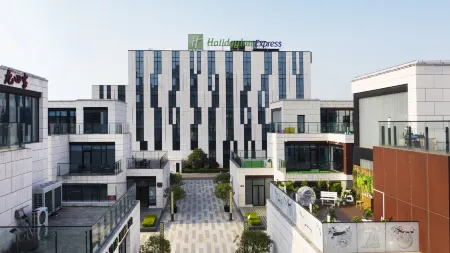 Holiday Inn Express Shanghai Gongkang Отели рядом с достопримечательностью «Shanghai Jiguang Polytechnic College»