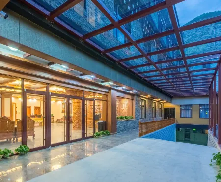 Minyoun Rezen Retreat Yading Daocheng Отели рядом с достопримечательностью «Yangmaiyong»