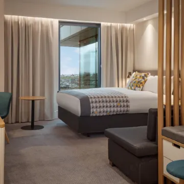 Holiday Inn LONDON - HEATHROW BATH ROAD by IHG