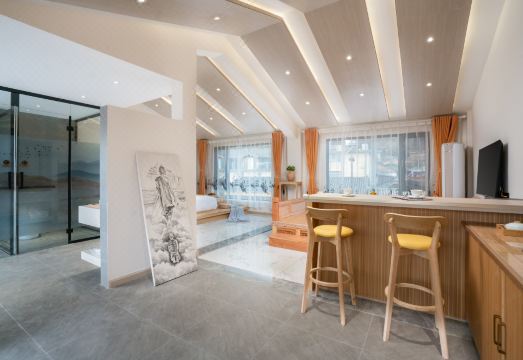 泸沽湖湖畔花语酒店外景图