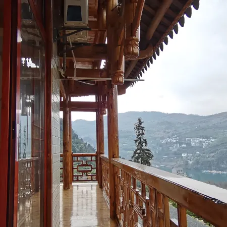 Furong Town Waterfall View Inn