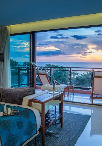 ห้องสวีทริมทะเลพร้อมอ่างจากุซซี่ในห้องนอน