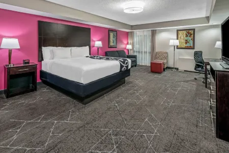 La Quinta Inn & Suites by Wyndham Dallas I-35 Walnut Hill Ln