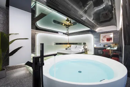 Sungold Designer  Hotel (Taikoo Li, Chunxi Road, Chengdu) Отели рядом с достопримечательностью «Wide and Narrow Alley»