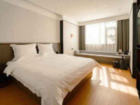 Mayflower Hot Spring Hotel (Xinmi Qingping Square) Hotels in Xinmi