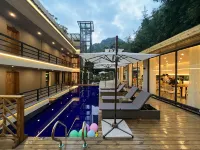 Qingcheng Mountain YINGXIGU Valley Forest Private Tang Cinema Hotel
