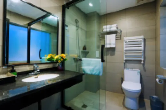 Wanhong Business Hotel (Qinyang Bus Station Branch)