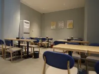 7Days Inn Hotel (Yuzhou Pangdonglai) - parking