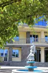 Grand House hotel & zipline