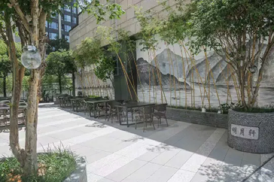 Chengyu International Apartment (Shenzhen Guangming Blue Whale World Phoenix Metro Station Branch)