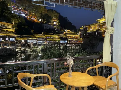 輕語設計師江景民宿(鳳凰古城虹橋店) 熊希齡故居附近的飯店