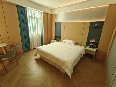 Hotel Sofia(next to the central pedestrian street) Отели в г. Хэйхэ