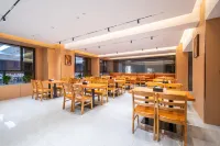 Jifeng International Hotel (Puyang East Station)