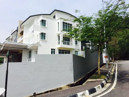 Shamrock Seaview 11 Villa Отели рядом с достопримечательностью «Blue Whale Cruise Sdn. Bhd. - Penang»