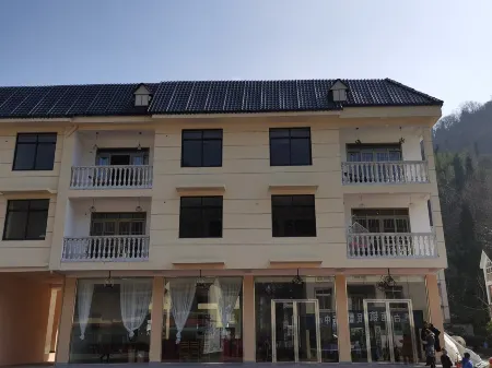 Pengzhou Luguo Chinese Inn Отели рядом с достопримечательностью «Bailu Monastery»