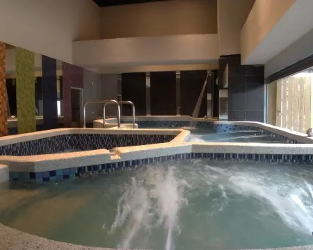 เหมินหยางตง ฮอตสปริง โฮเทล โรงแรมในอี๋หลาน