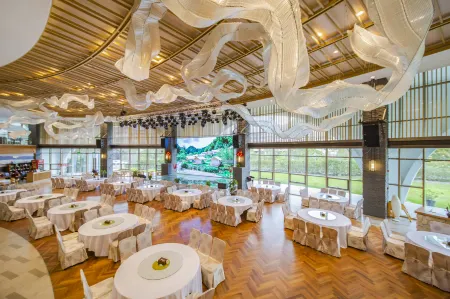 Dousha River Hot Spring Town Hotel Отели рядом с достопримечательностью «Dabie Mountain Main Peak (Baima Main Peak)»