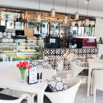 LK Emerald Beach Отели рядом с достопримечательностью «Пляж Наклуа»