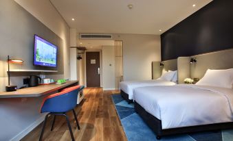 Guilin Holiday Inn Express (Two Rivers and Four Lakes East-West Lane)