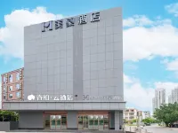 Rebak Cloud Hotel (Beihai Yintan Avenue Branch) Hotel di Beihai