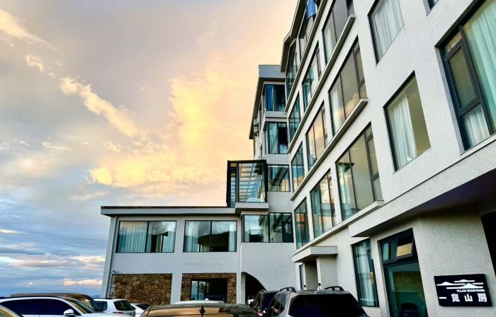 180 degree mountain view boutique vacation homestay at a glance