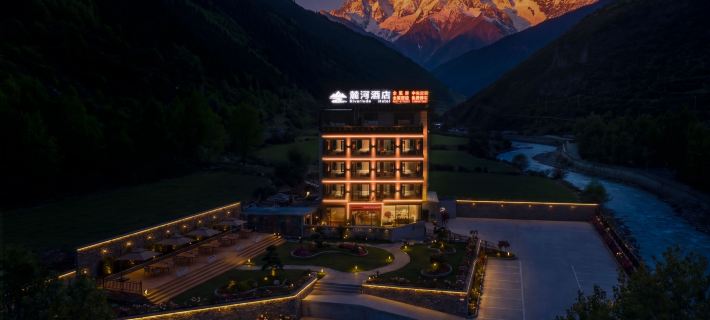 LuHe Luhe · Oxygen-Rich Hotel(Shuangqiao Valley Scenic Area) Ξενοδοχεία στην πόλη Σιαοτζίν