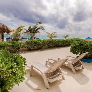 Paradise Beachfront & Nightlife Heart