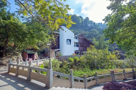 Yannan Hotel Отели рядом с достопримечательностью «Yearning Tea Plantation Tourist Attraction»