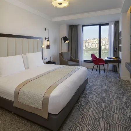 Mövenpick Hotel Istanbul Golden Horn Отели рядом с достопримечательностью «Университет Bilgi»