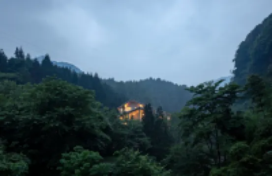 雅安雲上聽水民宿（碧峯峽）