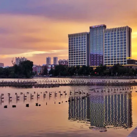 Auspicious Phoenix Hotel Отели в г. Чжаотун