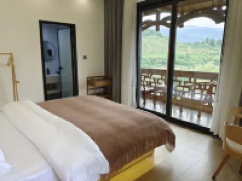 Furong Town and Slow Yueshe (Lotus Pool Shop)