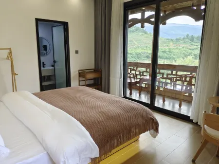 Furong Town and Slow Yueshe (Lotus Pool Shop) Отели рядом с достопримечательностью «Furongzhen Jingqu-Wang Cungu Street»