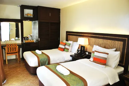 Altamare Dive and Leisure Resort Anilao Отели рядом с достопримечательностью «Aiyanar Beach and Dive Resort»