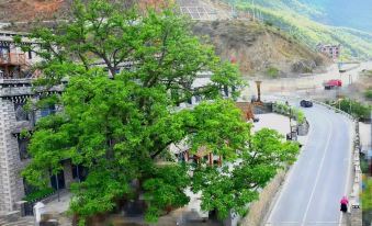 Shanbara Homestay (Daocheng Yading Visitor Center)