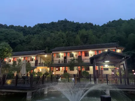 Three hundred mountain guest and leave lotus heart Отели рядом с достопримечательностью «Sanbaishan Mountain Scenic Area»