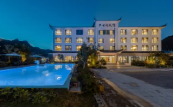 Half-day leisure. Couryard swimming pool resort