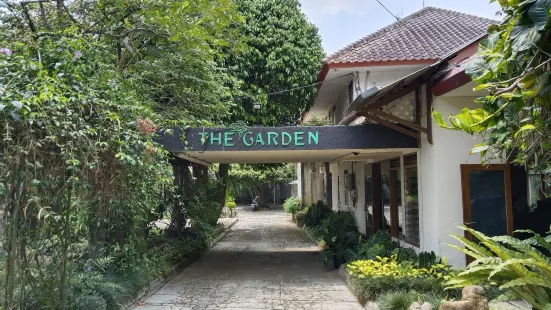 The Garden Family Guest House Powered by Cocotel