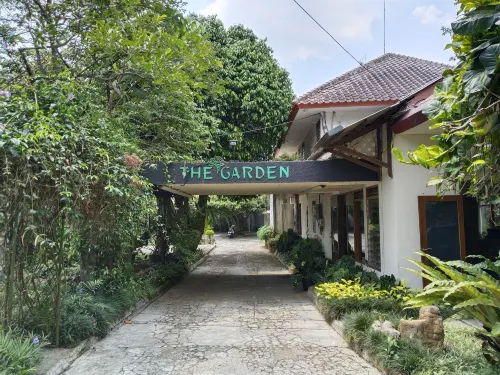 The Garden Family Guest House Powered by Cocotel Hotels in Ciawi